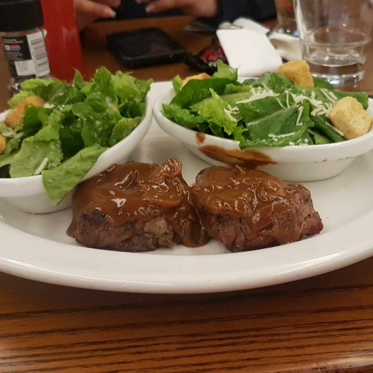 Mushroom glazed fillet con ensalada césar