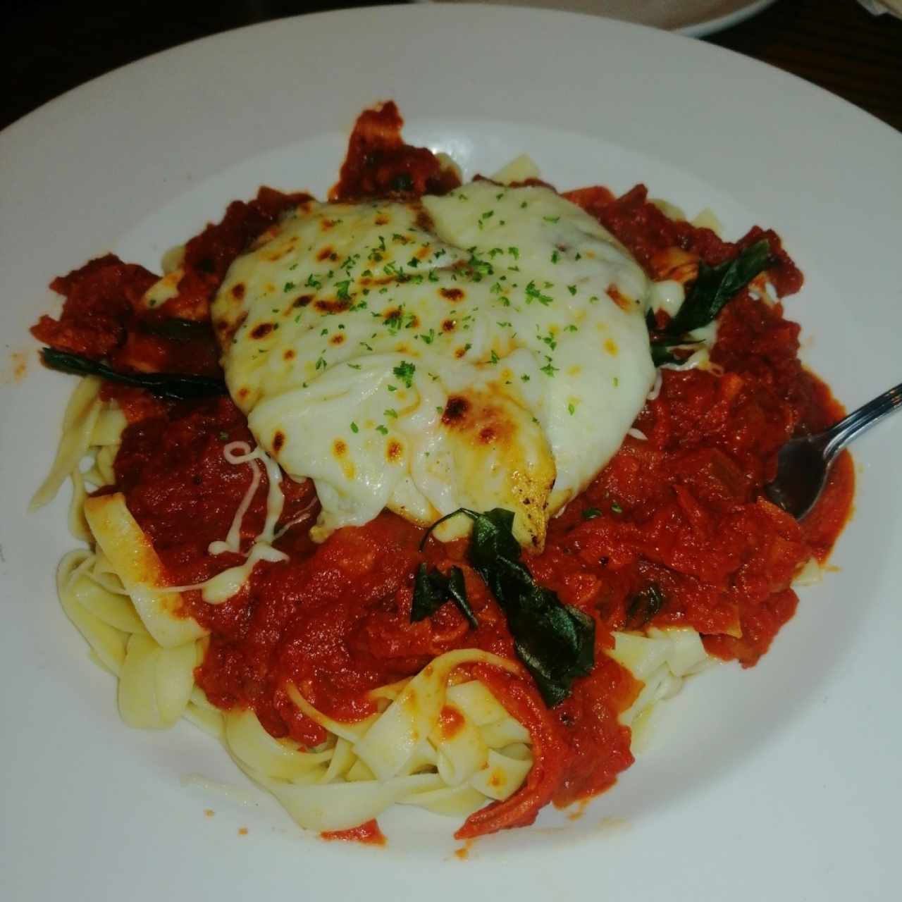 Pechuga de pollo gratinada con fettuccine en salsa roja de pepperoni 