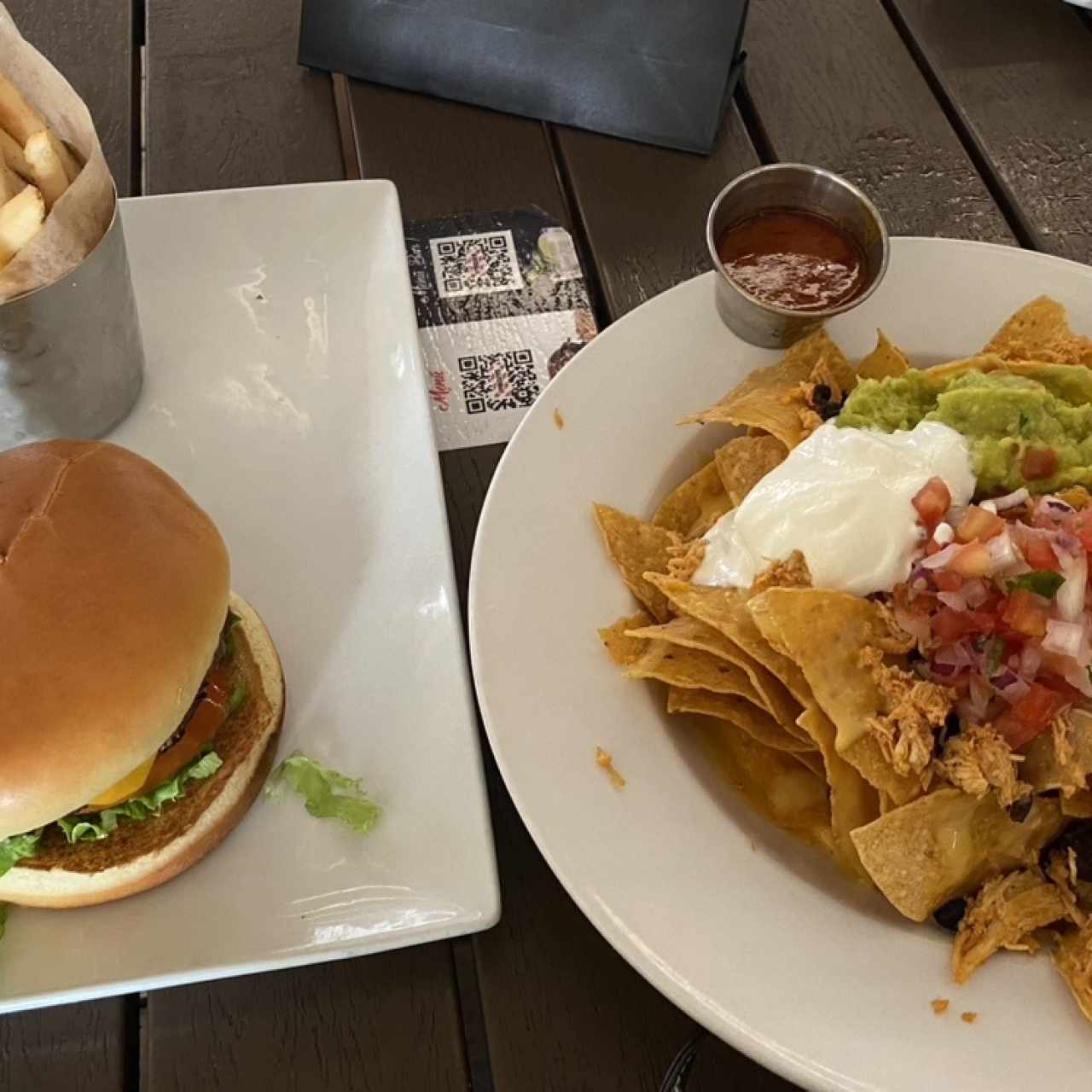 Nachos con pollo y Hamburgers 