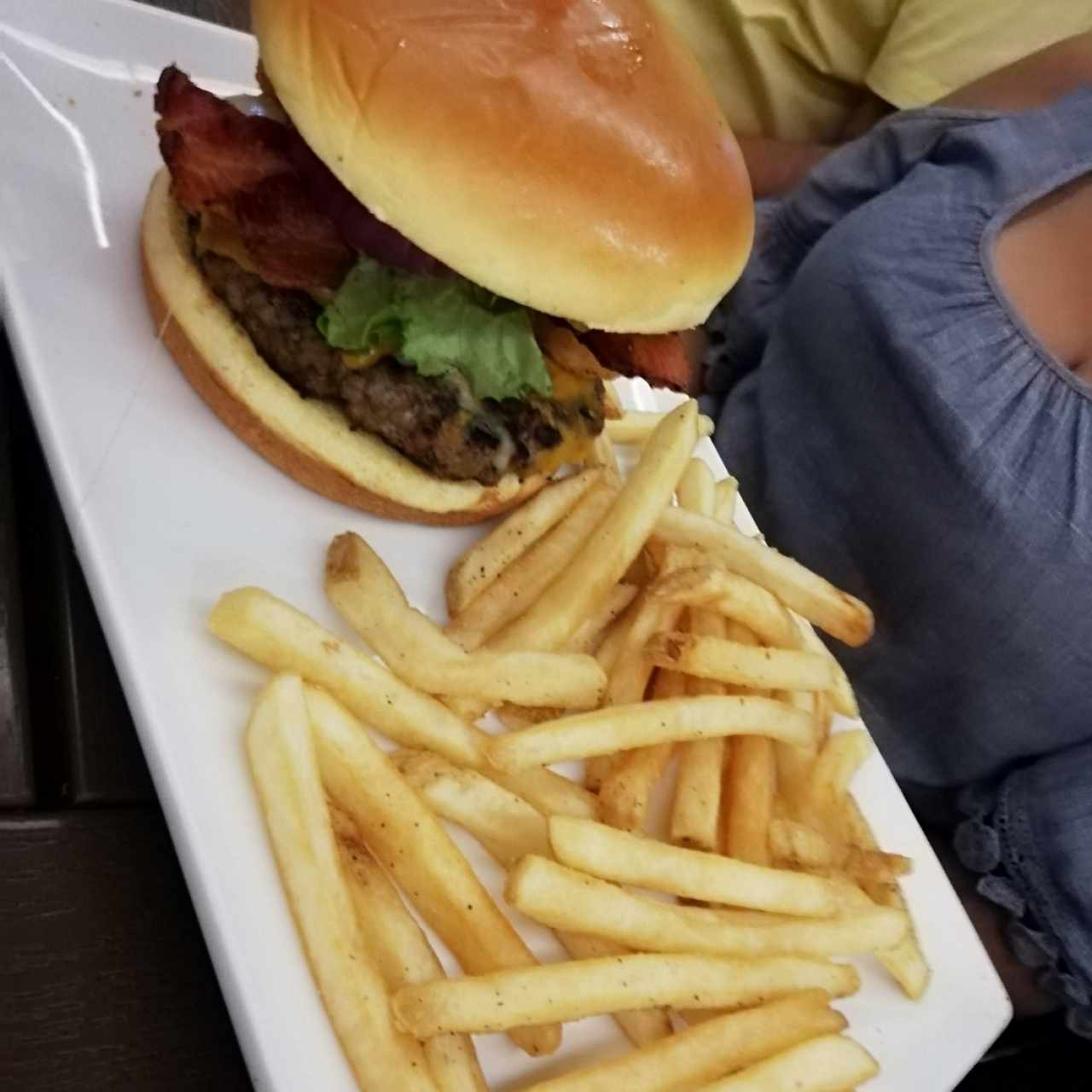 hamburguesa y papas