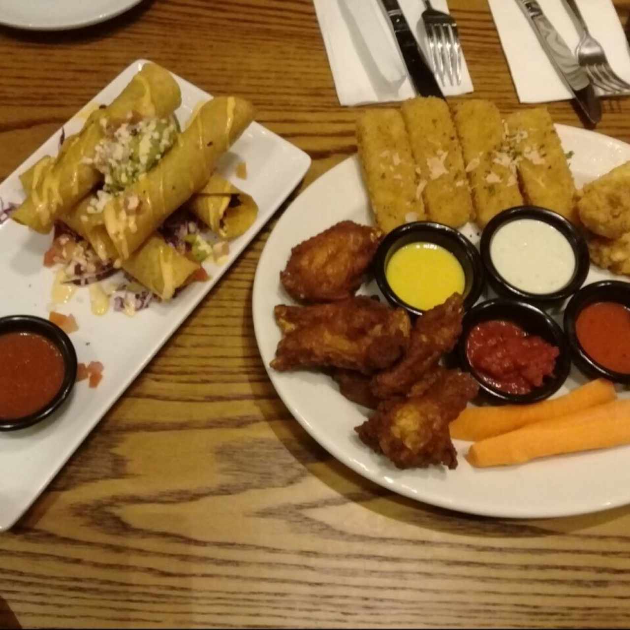 Plato para compartir (alitas,mozarrella fingers,chicken tenders) y tacos de pollo 