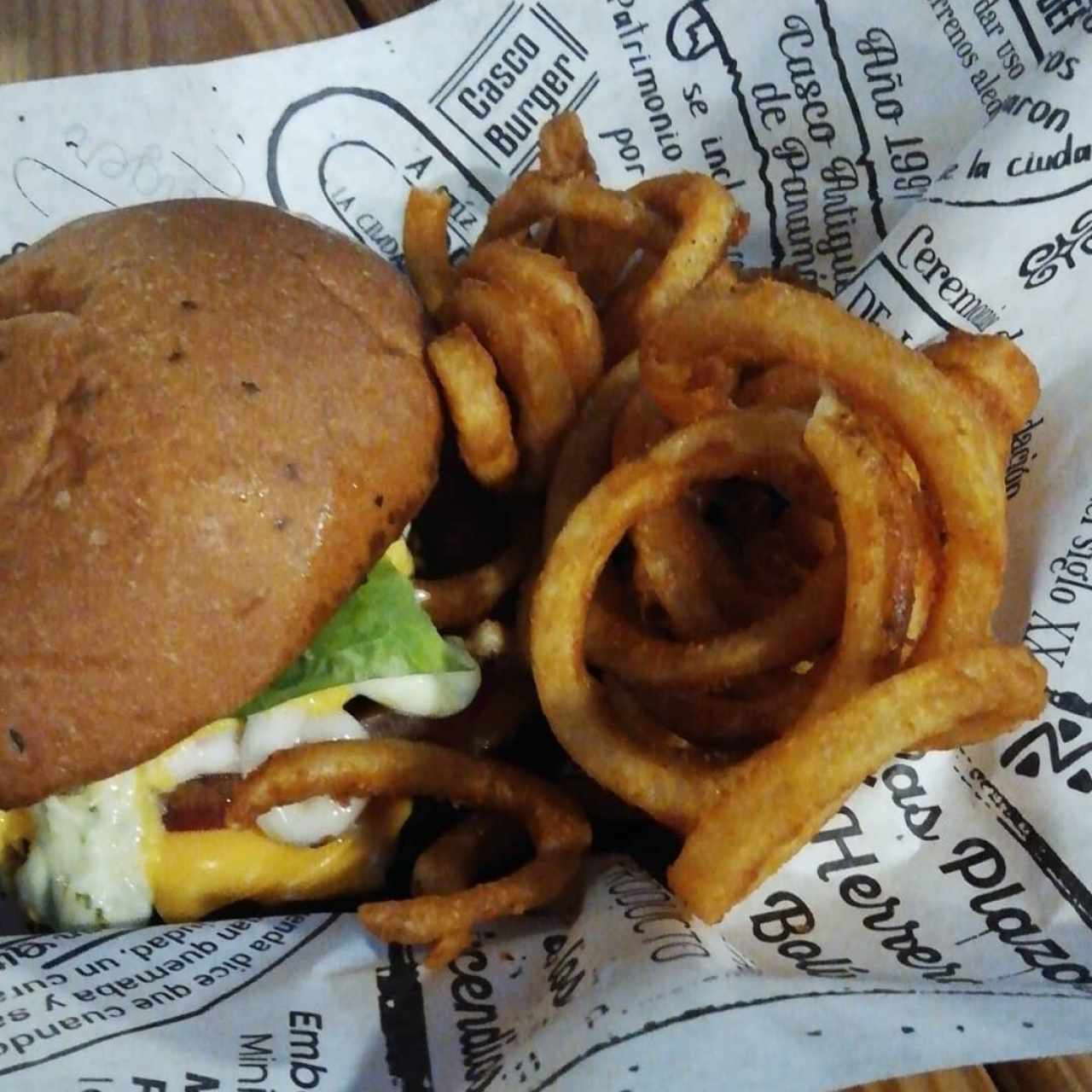 casco Burger, deliciosa hamburguesas tienen variedades de salsas, buen precio y tamaño como cualquiera quisiera además acompañados de unas crujientes papas, además si desea jugar 