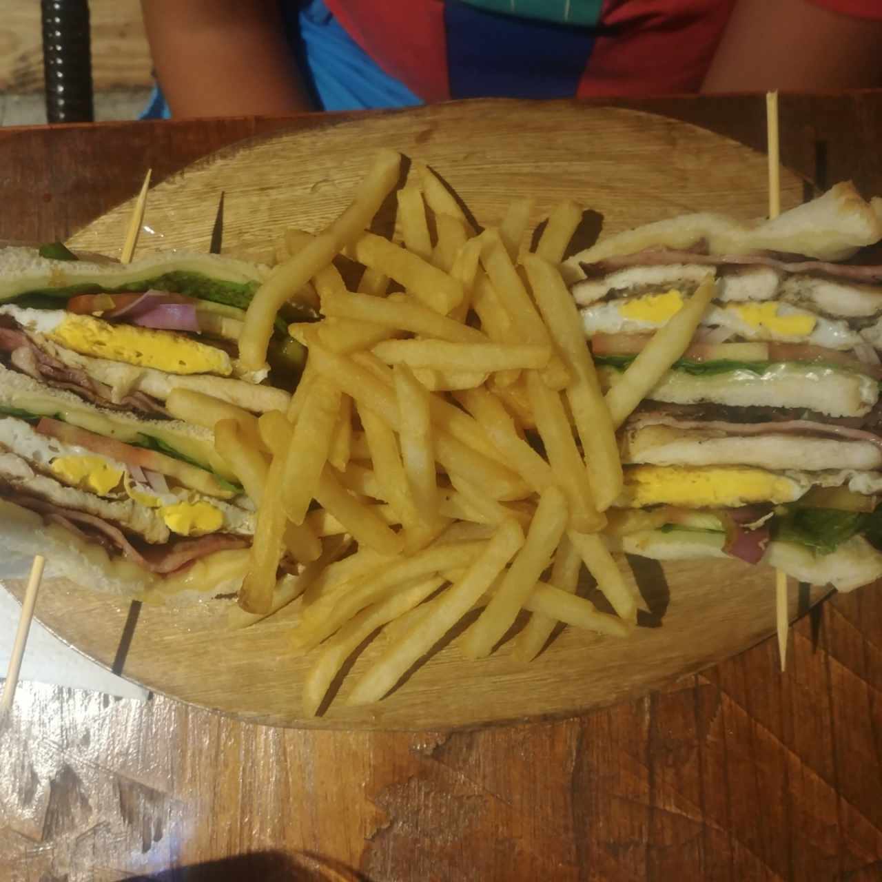 Club Sándwich (Con Papas Fritas)