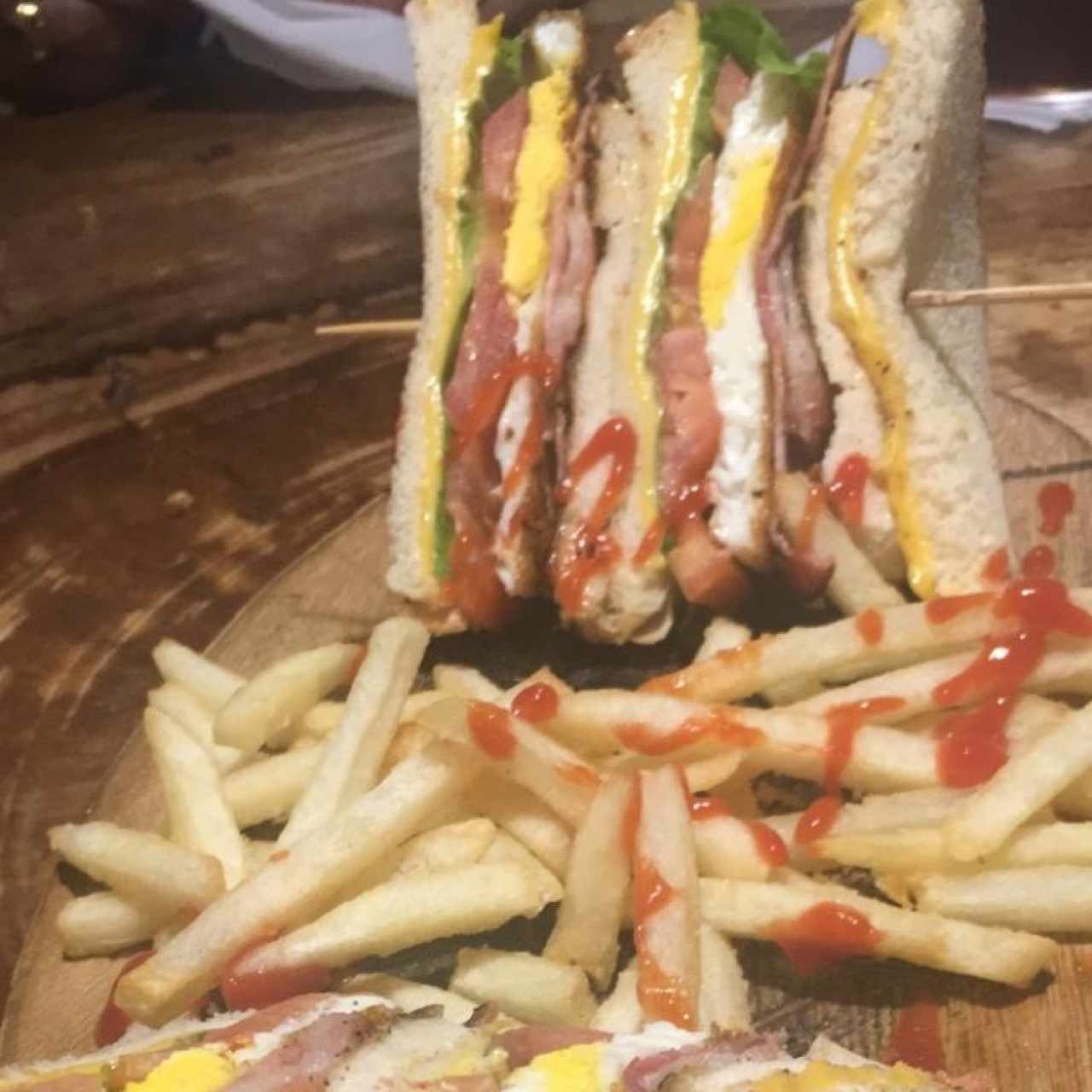 Club Sándwich (Con Papas Fritas)