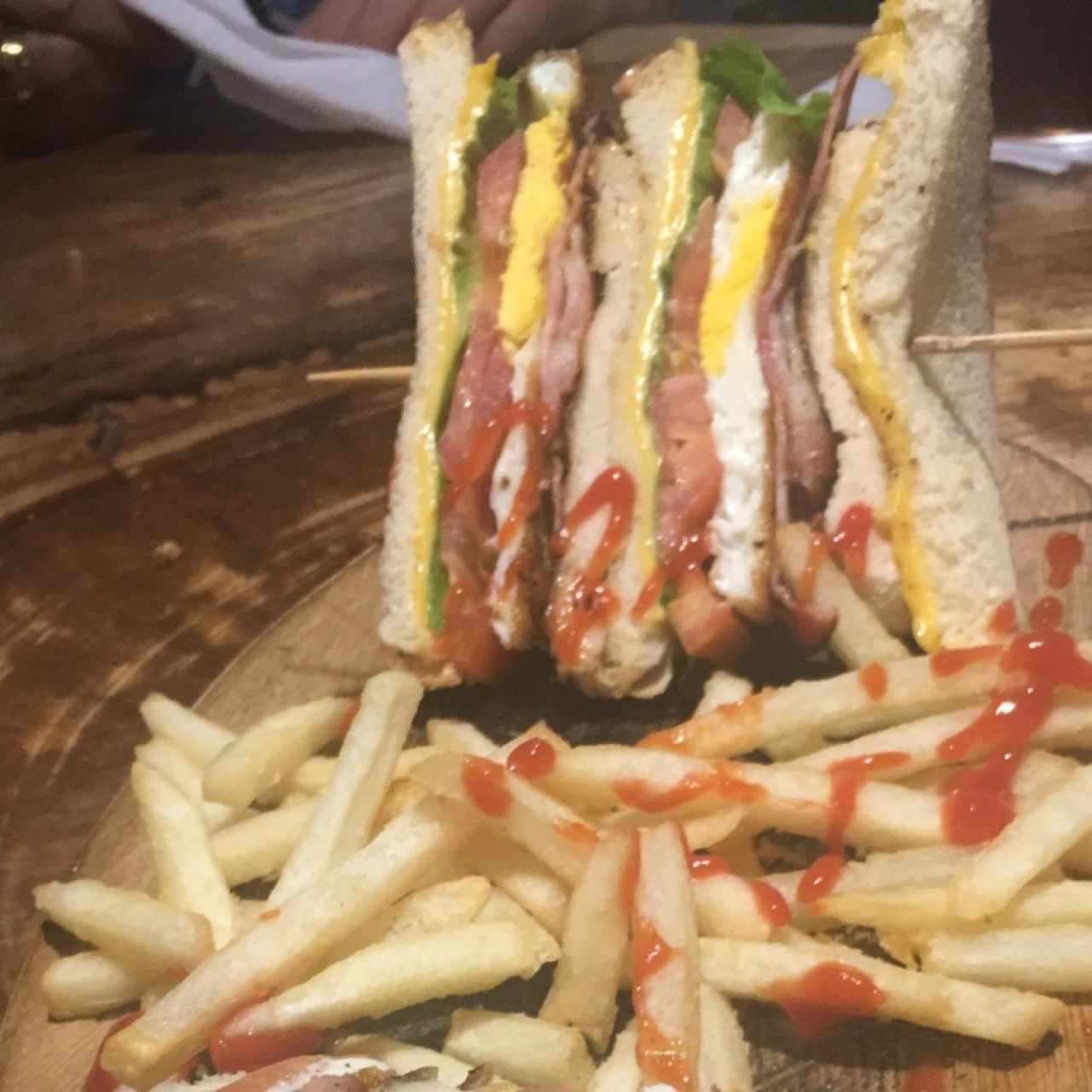 Club Sándwich (Con Papas Fritas)