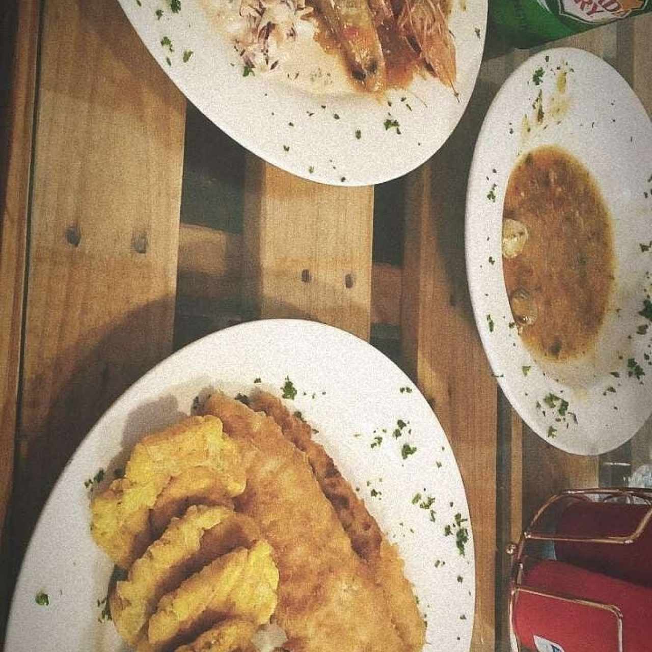 entrada almejas 
plato fuerte pescado a la plancha y  langostino los dos con patacones muy bueno todo y excelente servicio  muy atentos 