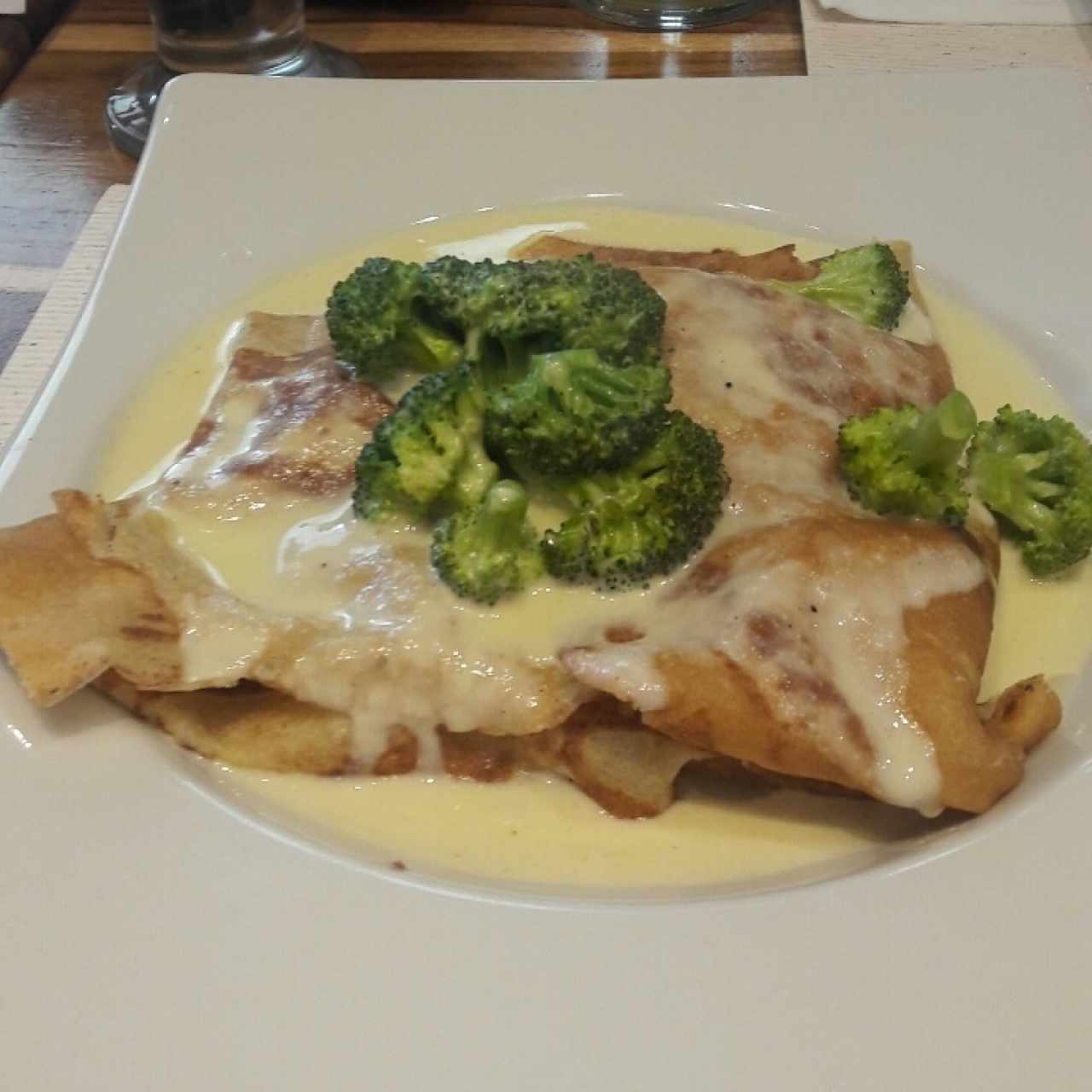 Crepes de pollo con brocoli y queso