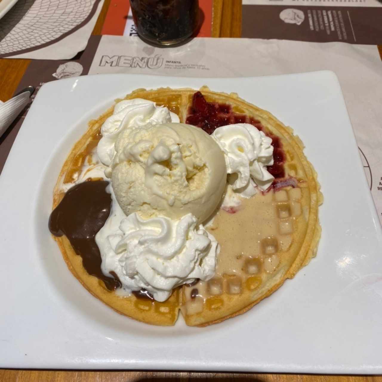 Waffle con helado, crema chantillí y 4 salsas