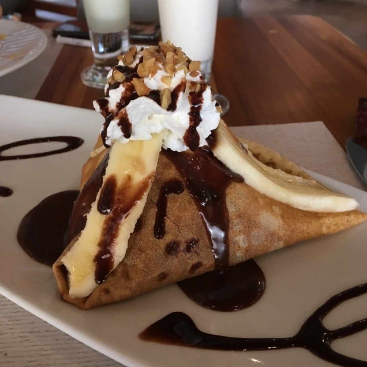 crepe de banana con helado de vanilla nueces y chocolate