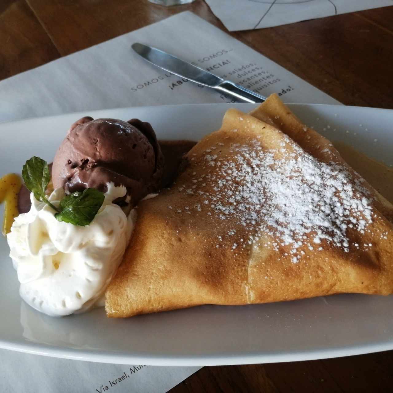 Crepe de Melocotón con helado de chocolate