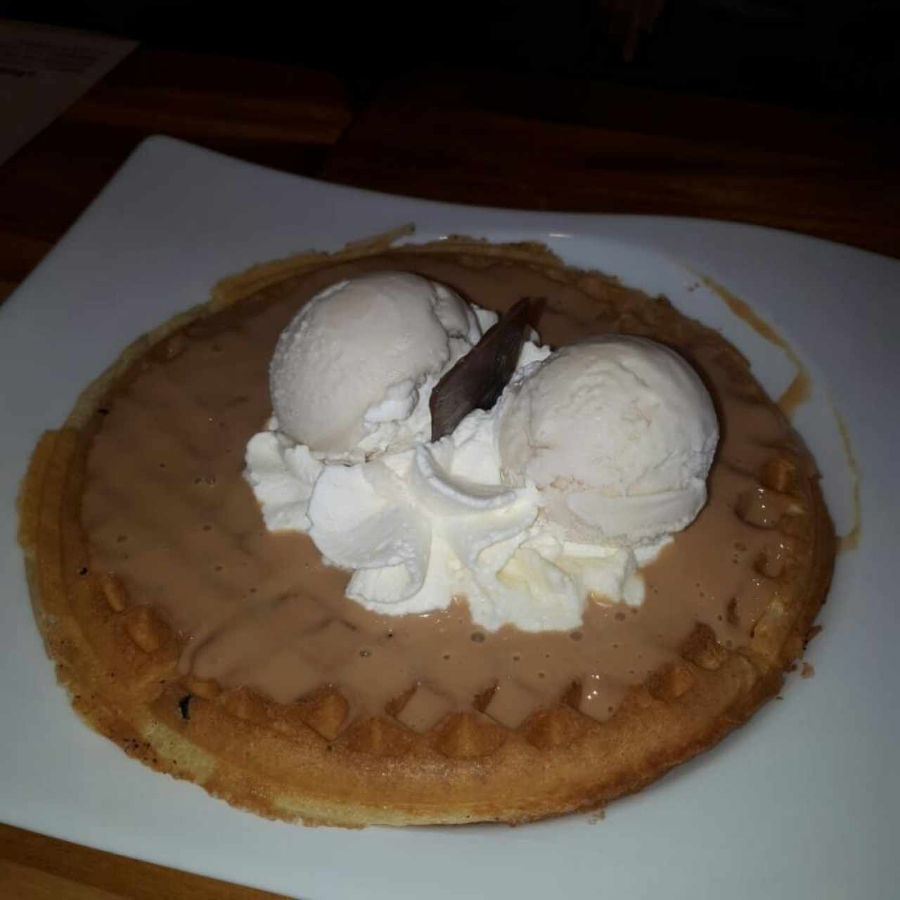 Waffle con helado de vainilla y arequipe