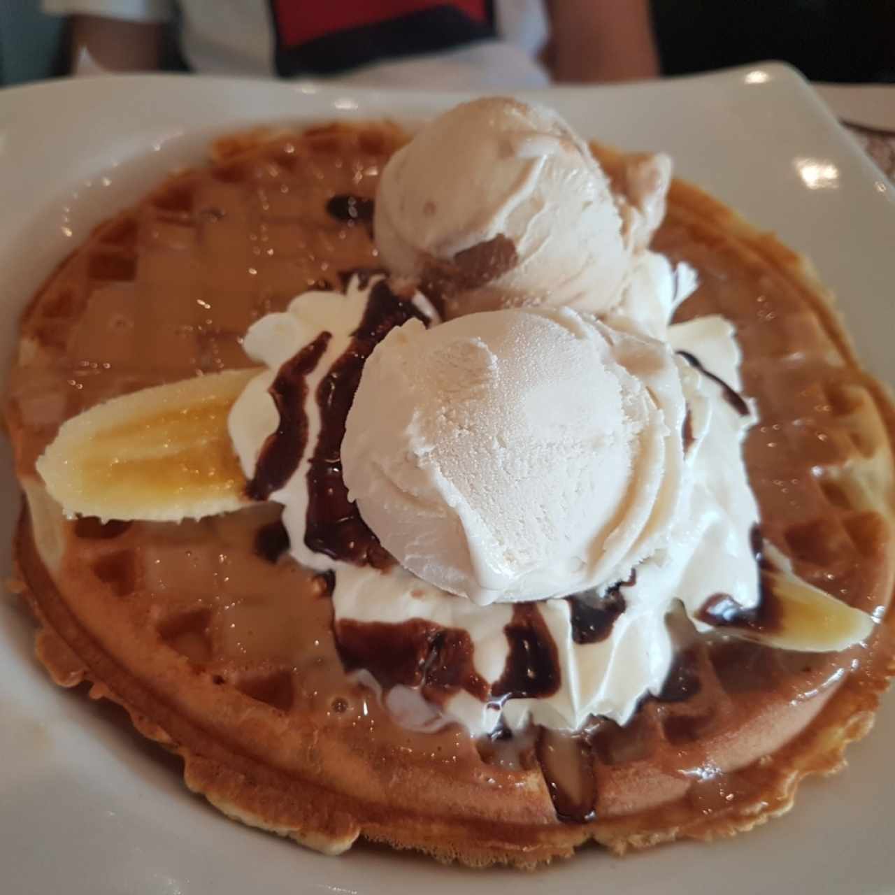 Waffle de dulce de leche y banana+helado de vainilla