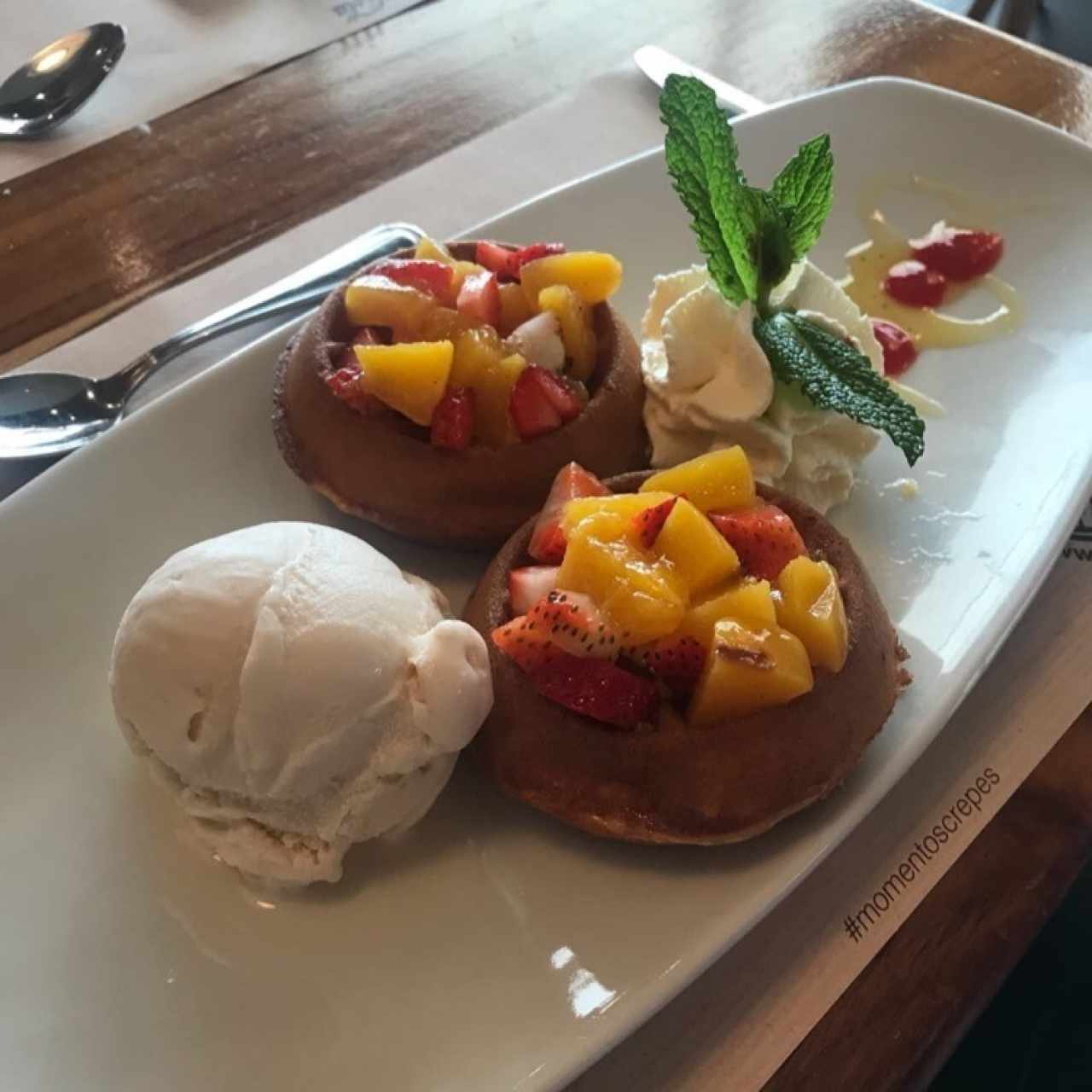 mini waffle de frutas y helado vainilla 