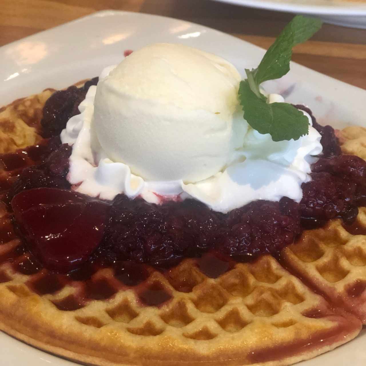 waffle con frutos rojos