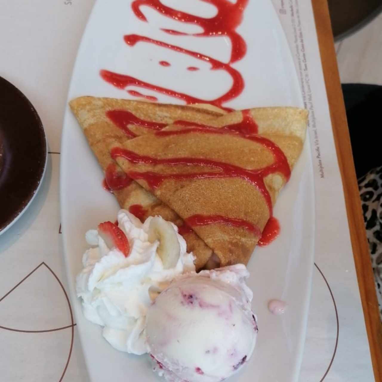 crepes de banana, fresa y fruto del bosque