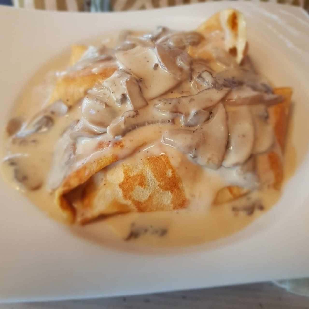 crepes de pollo, queso y hongos 