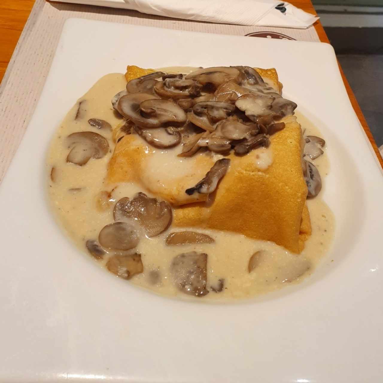 crepe de pollo con queso y champiñones