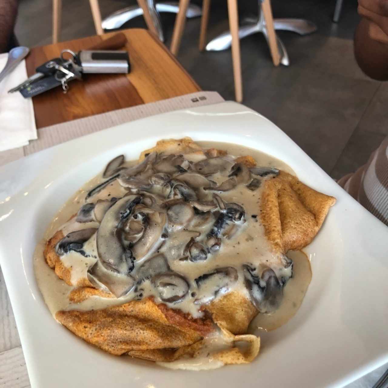 Crepe con carne a la bolognesa y champiñones