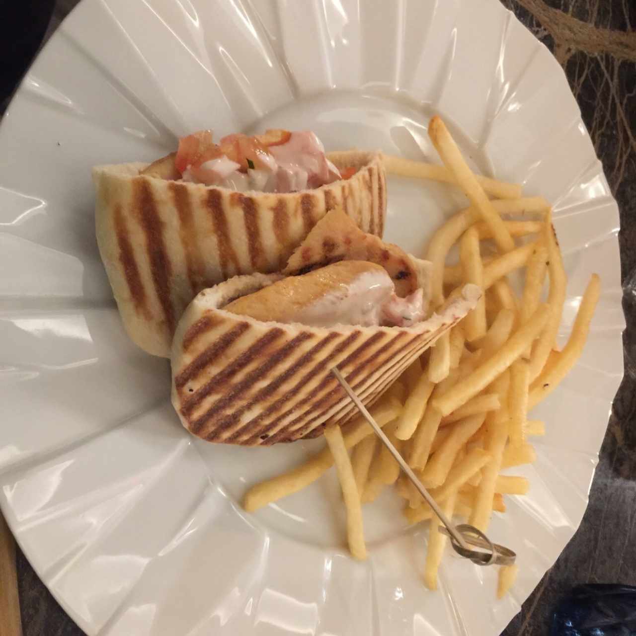 pollo a la plancha en pan pita