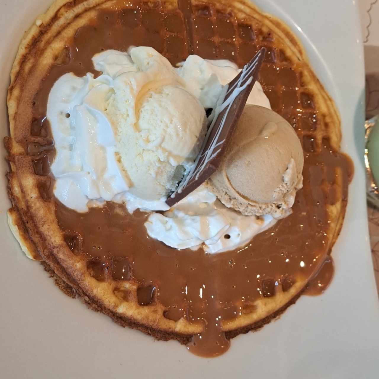 waffles con arequipe y helado de vainilla y arequipe