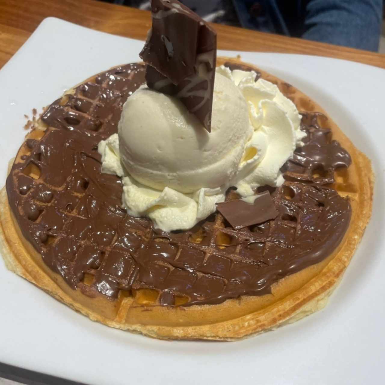 Waffle de Nutella, Chantilly y helado.