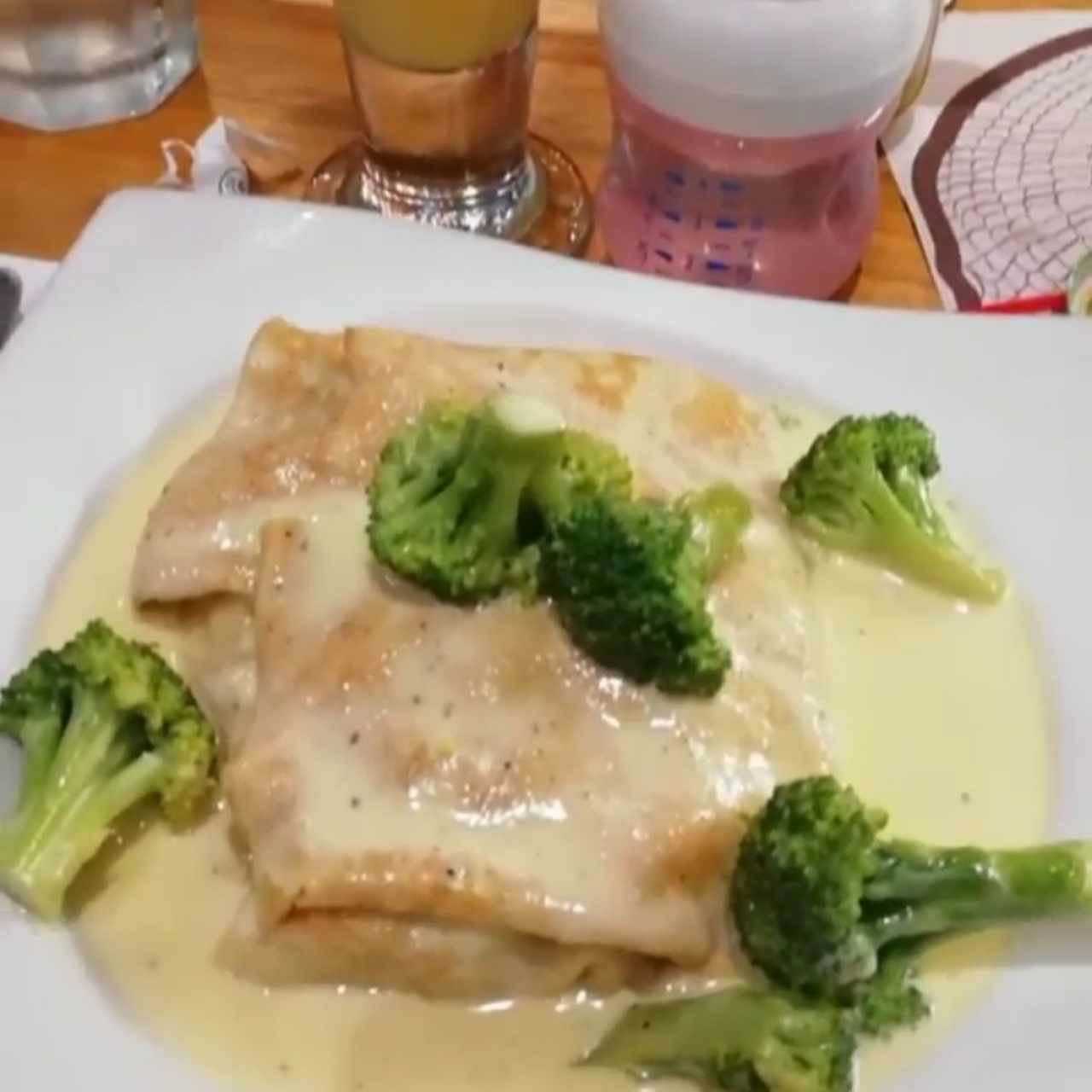 crepes de pollo con brocoli y queso