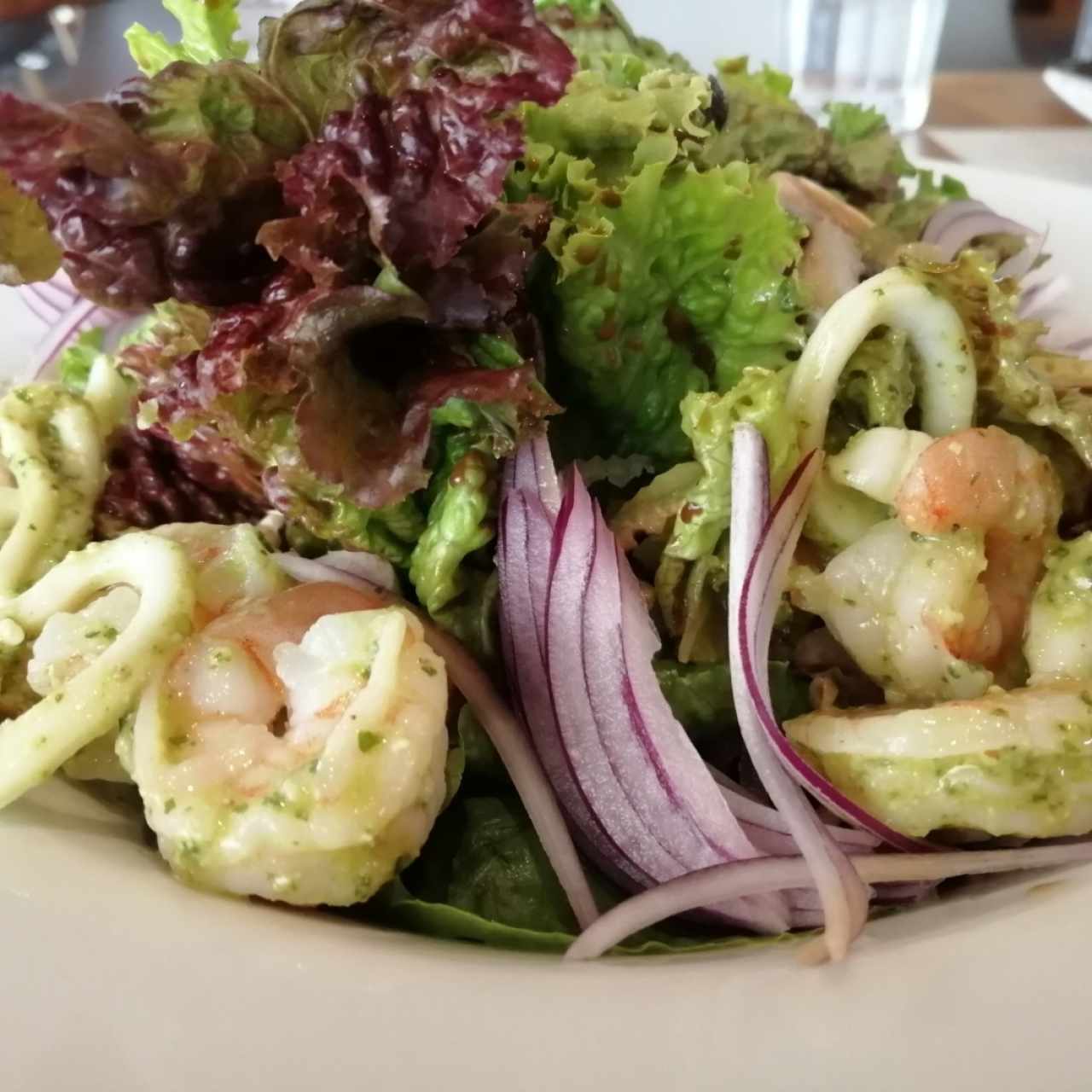 ensalada con camarones y calamares