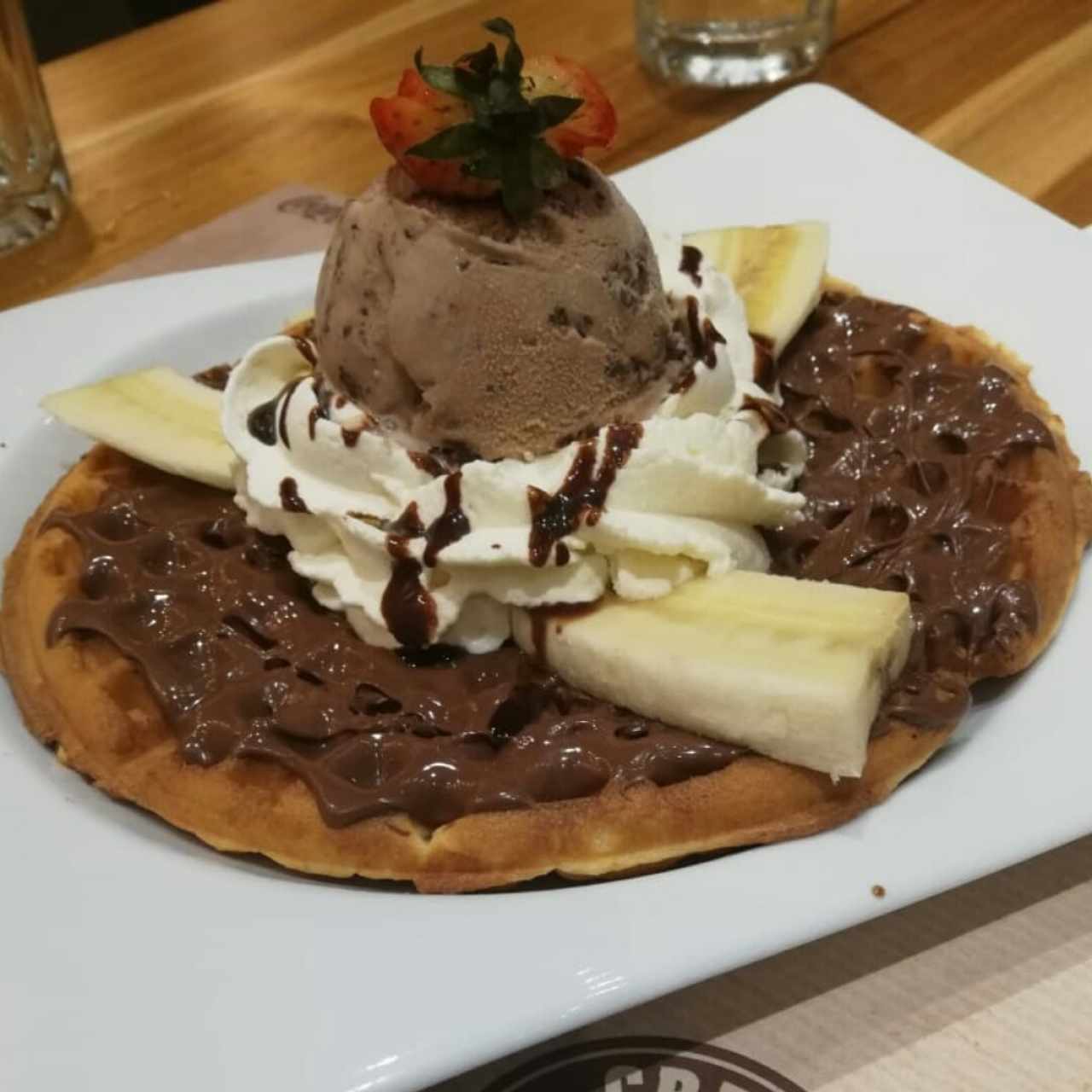 waffle de nutella con banano y helado de avellana