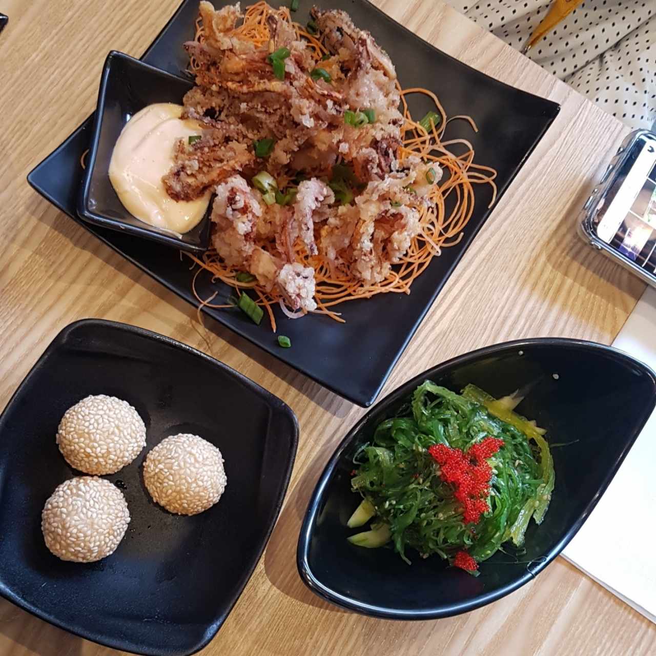 Tokyo calamari, sesame balls y wakame salad