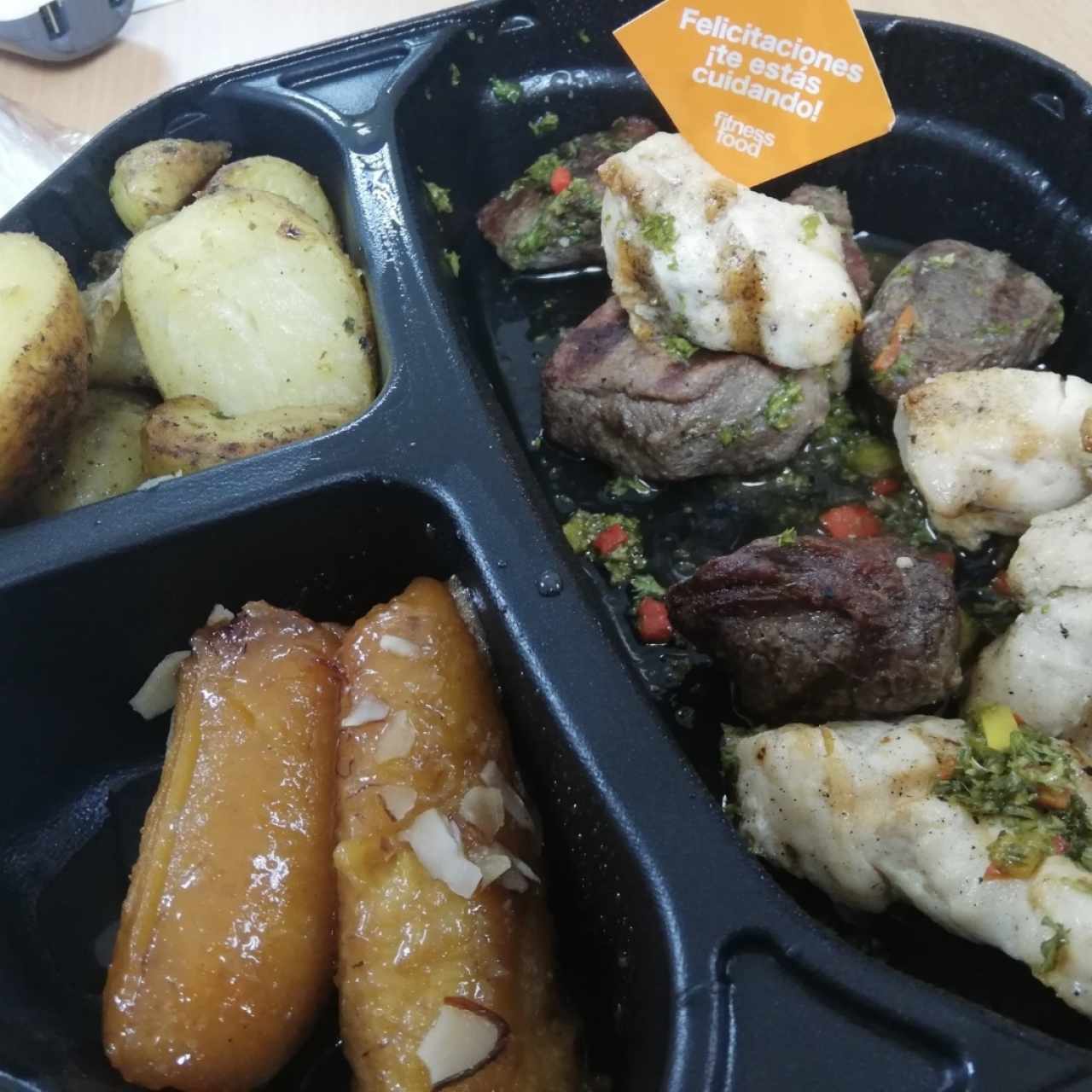 brocheta mixta con papas asadas y plátano en tentación 