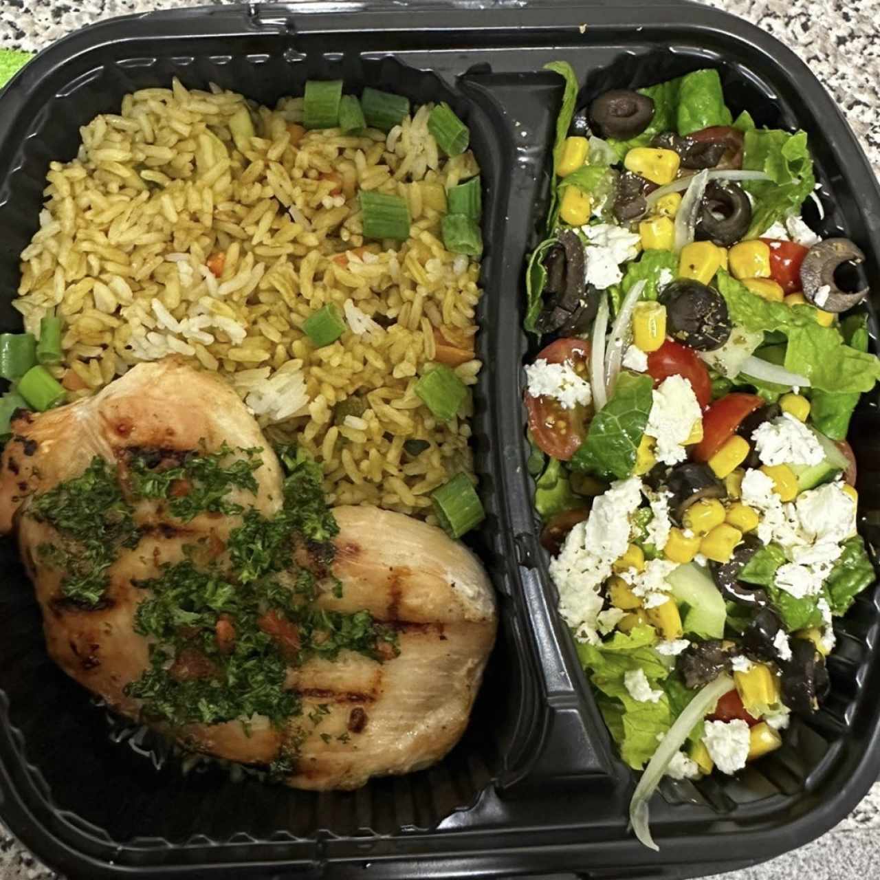 Pollo arroz y ensalada