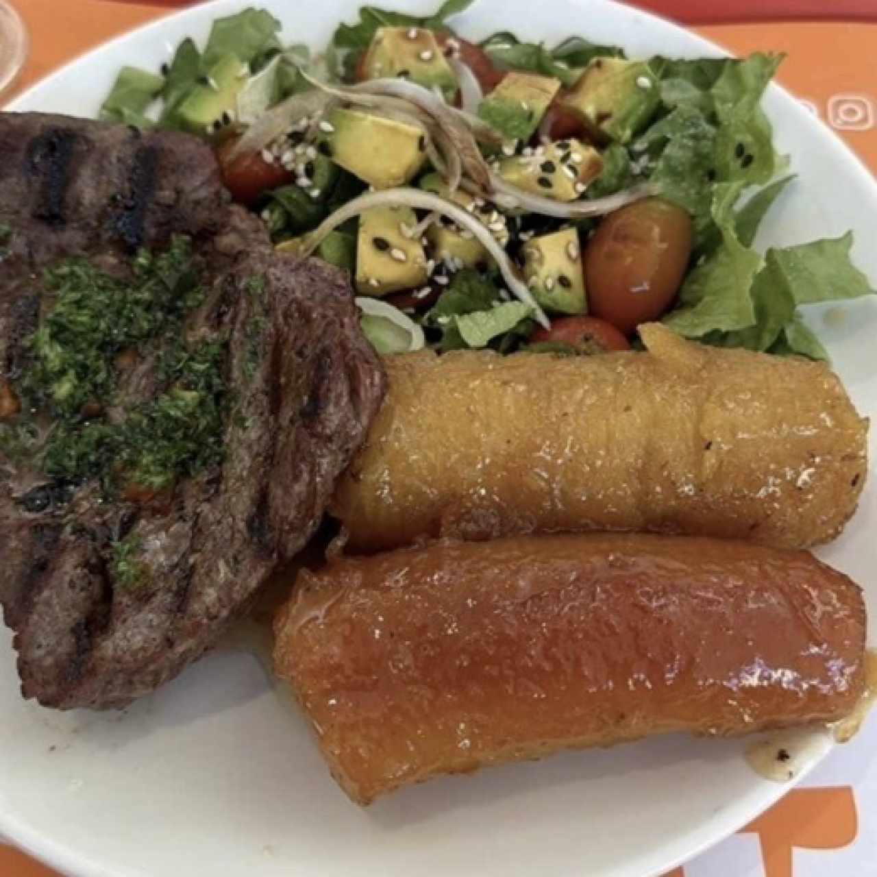 Filete de carne con ensalada