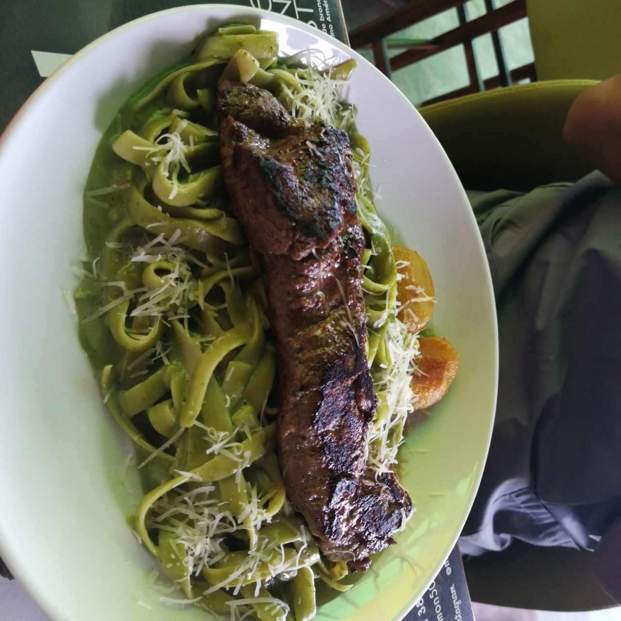 tallarín verde con churrasco