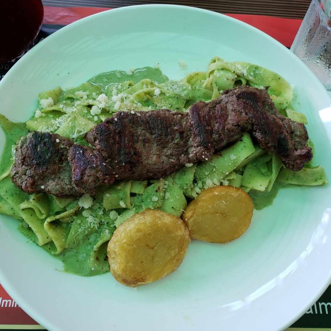 Tallarines verdes con churrasco