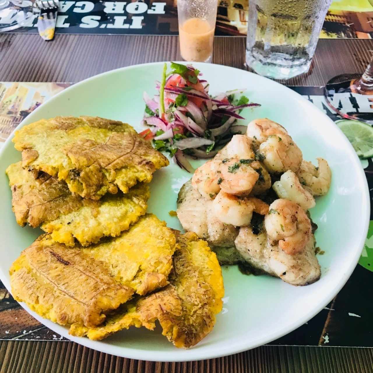 Filete de Corvina con camarones al ajillo con patacones y ensalada.