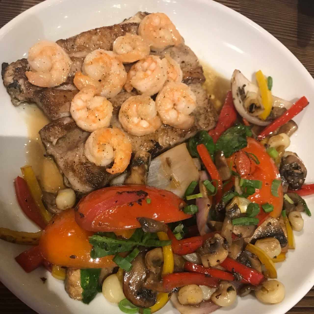 Corvina a la Plancha con Camarones y Vegetales Salteados