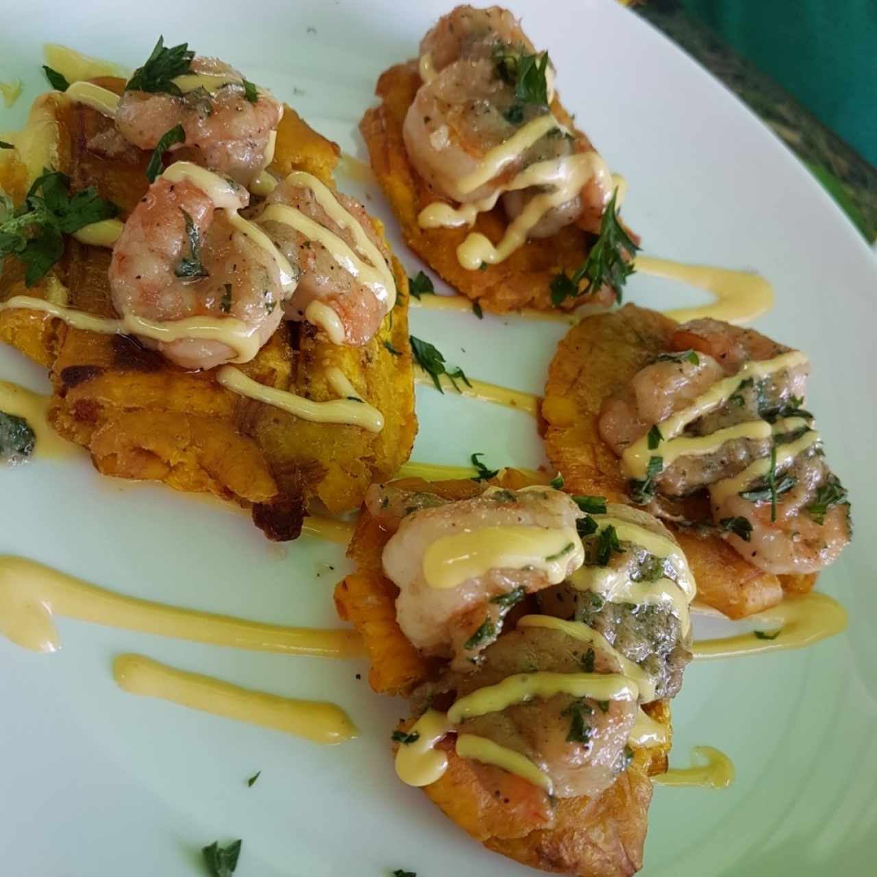 patacones con camarones al ajillo