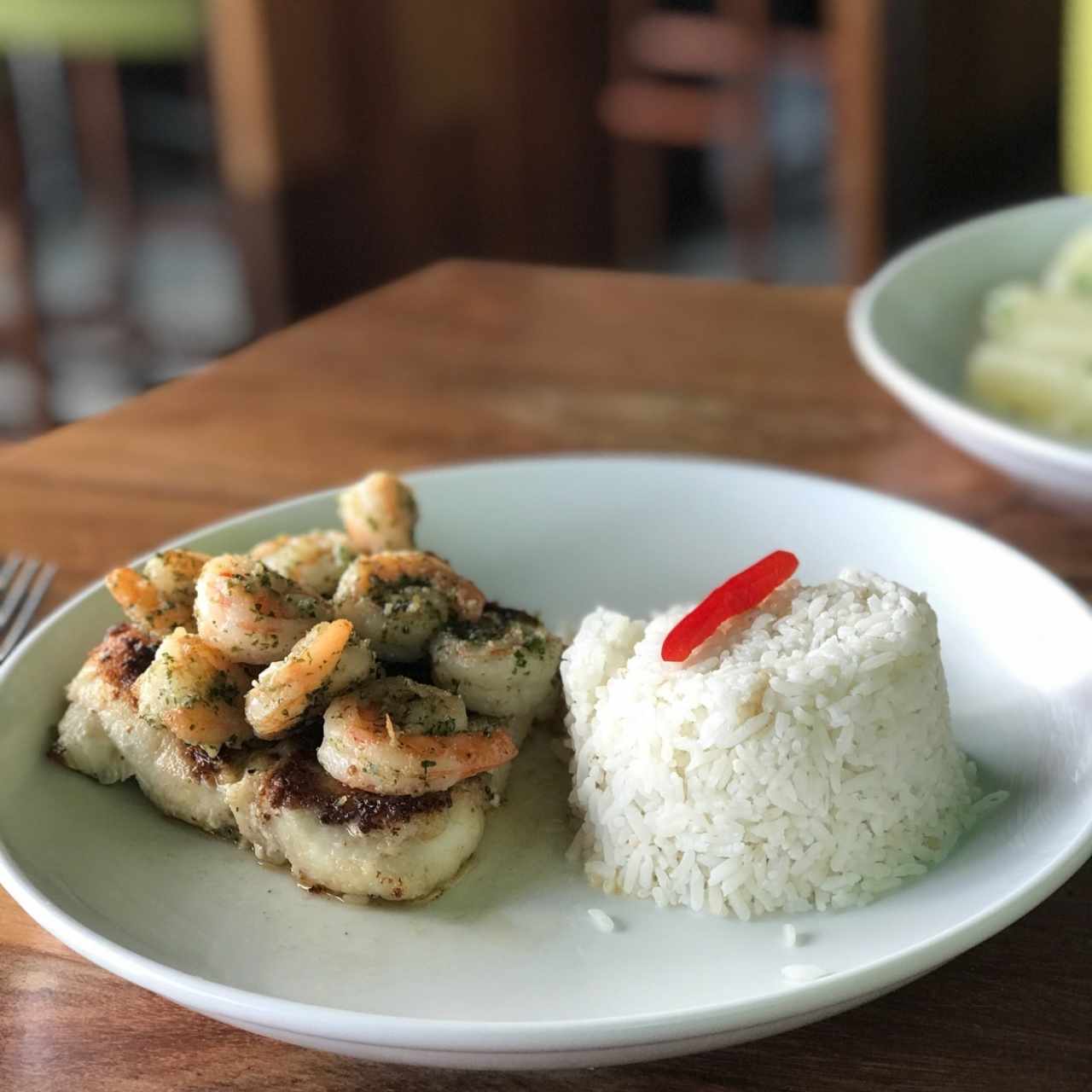 pescado a la plancha con camarones