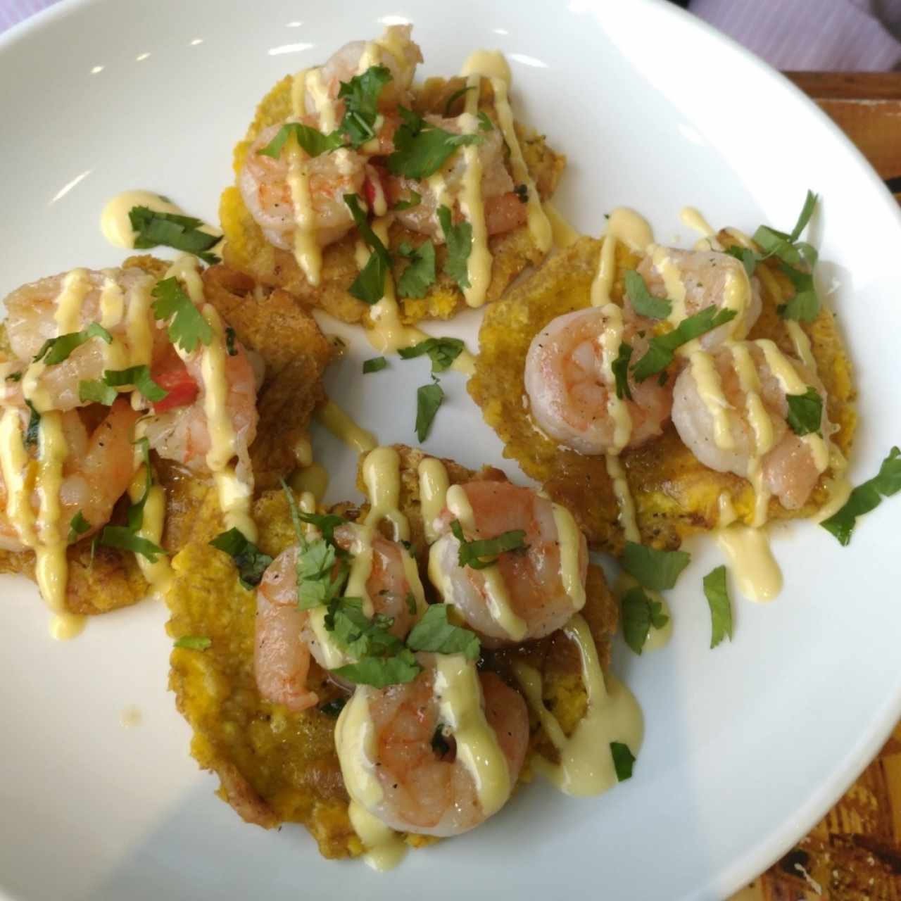 Patacones con Camarones al Ajillo