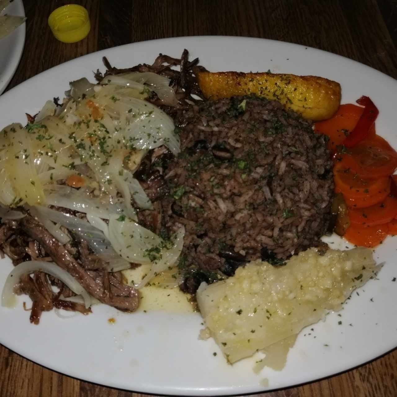 Vaca frita con congri y yuca