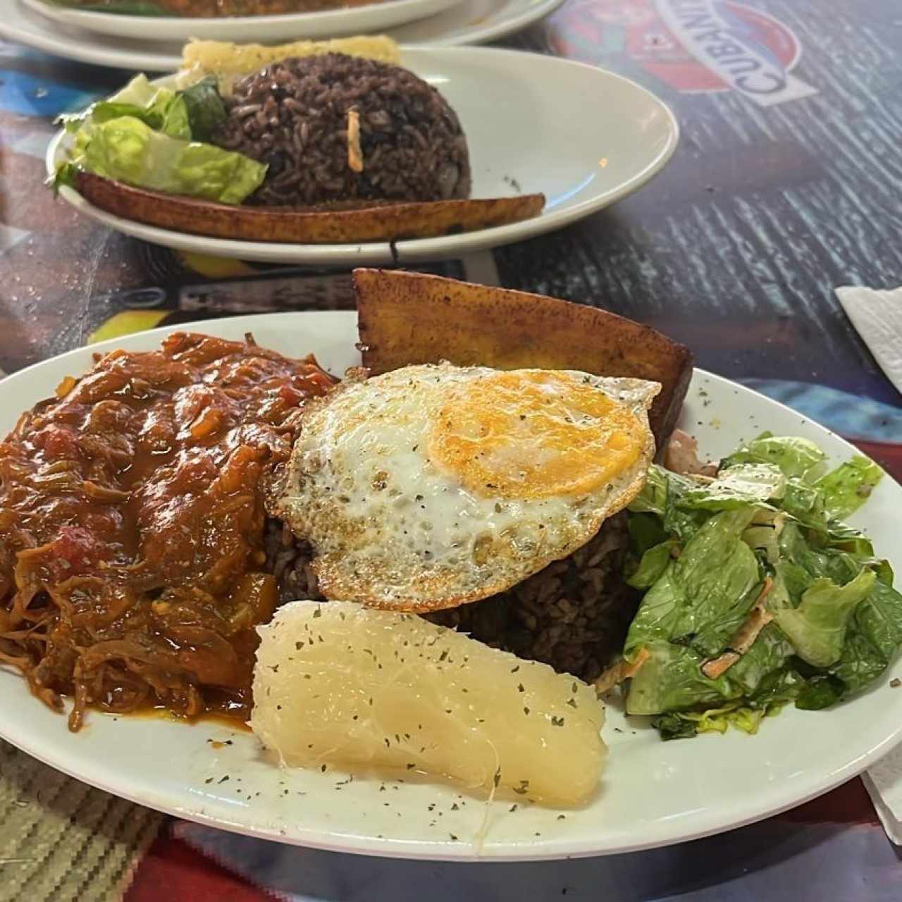 Carne mechada y acompañamientos