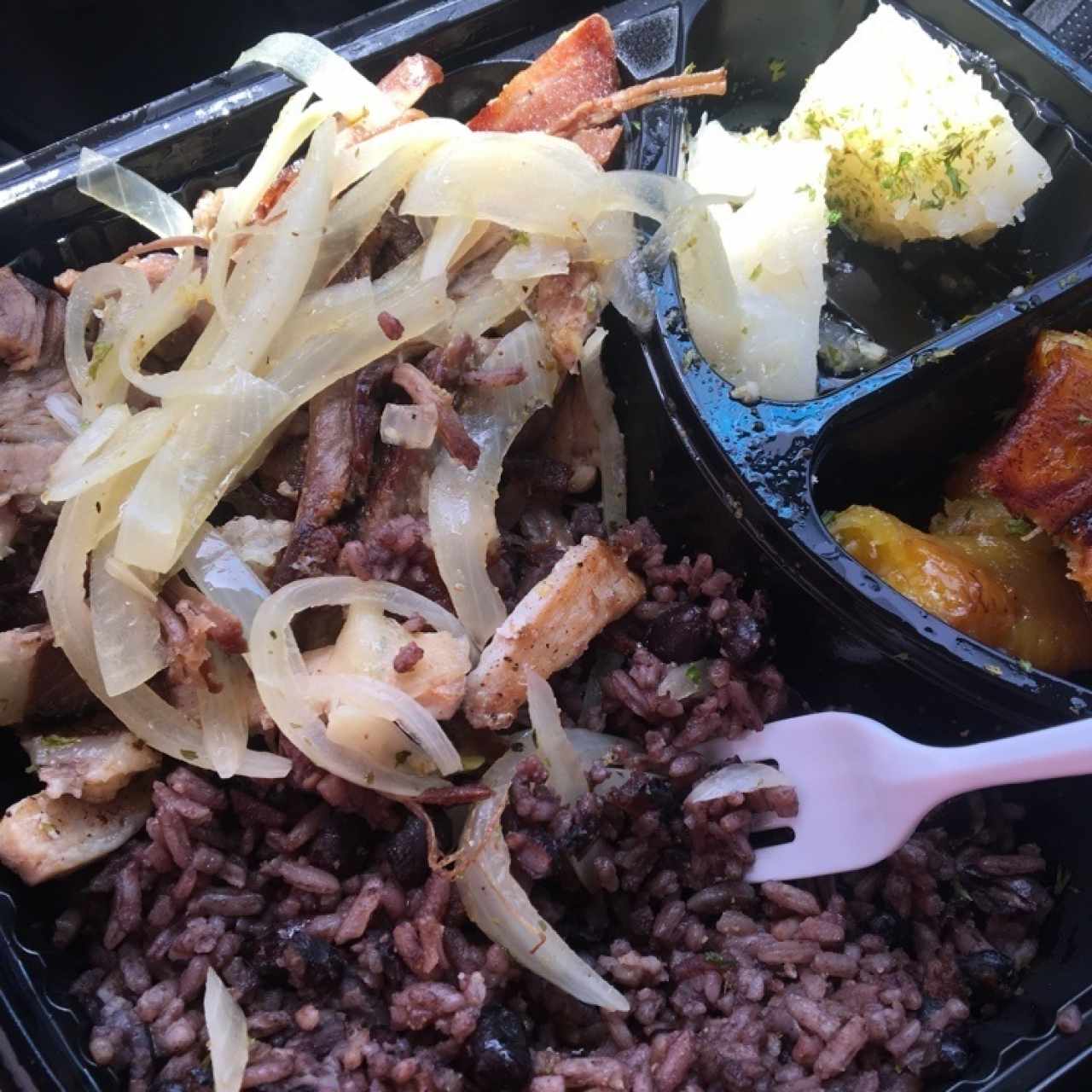 La cubanita (vaca frita, vaca frita de pollo y lechon) con arroz moros, yuca y tajadas maduras