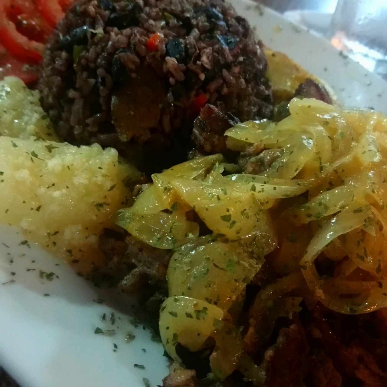 Lechona con yuca y moros y cristianos 