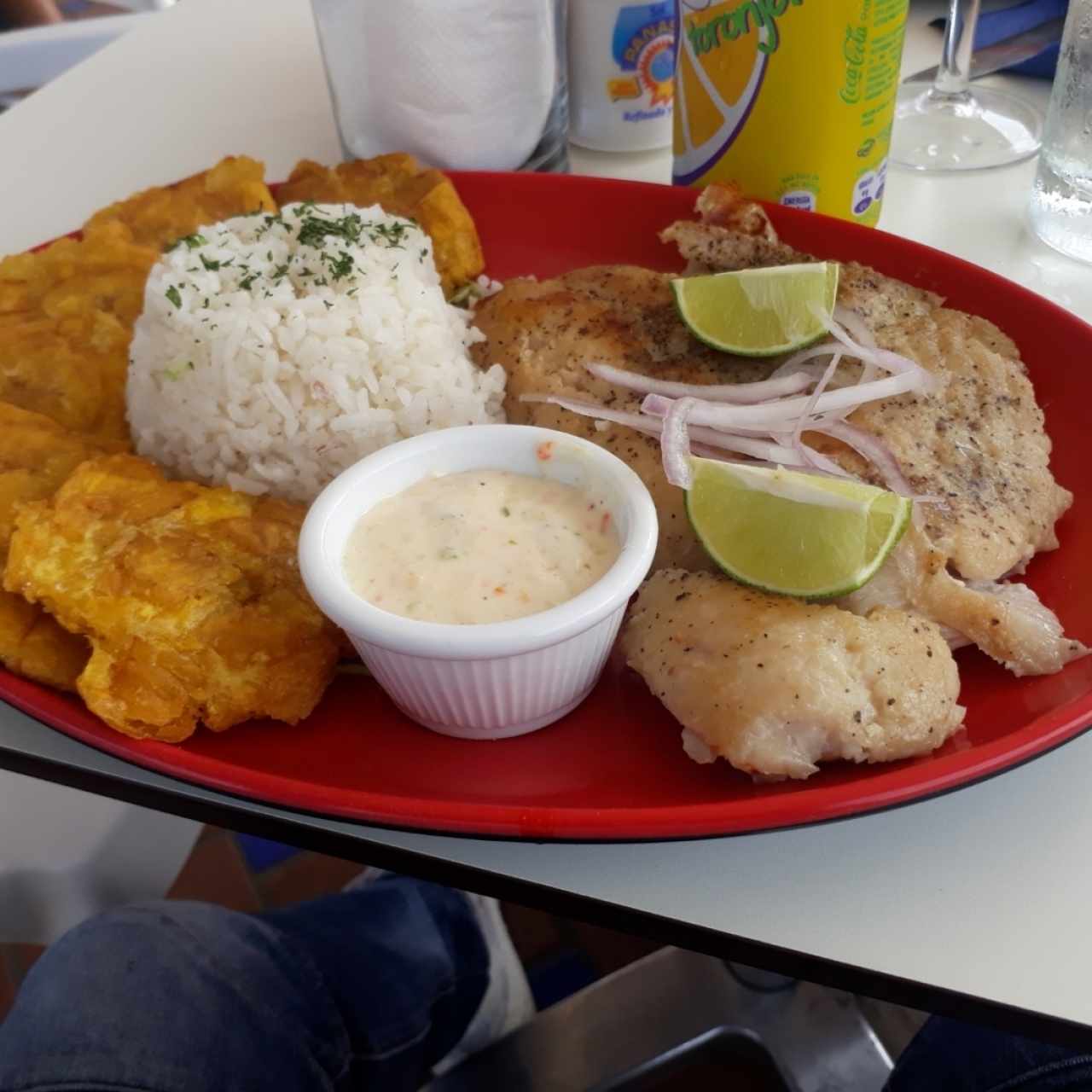 Filete de Corvina a la plancha arroz con coco y patacones