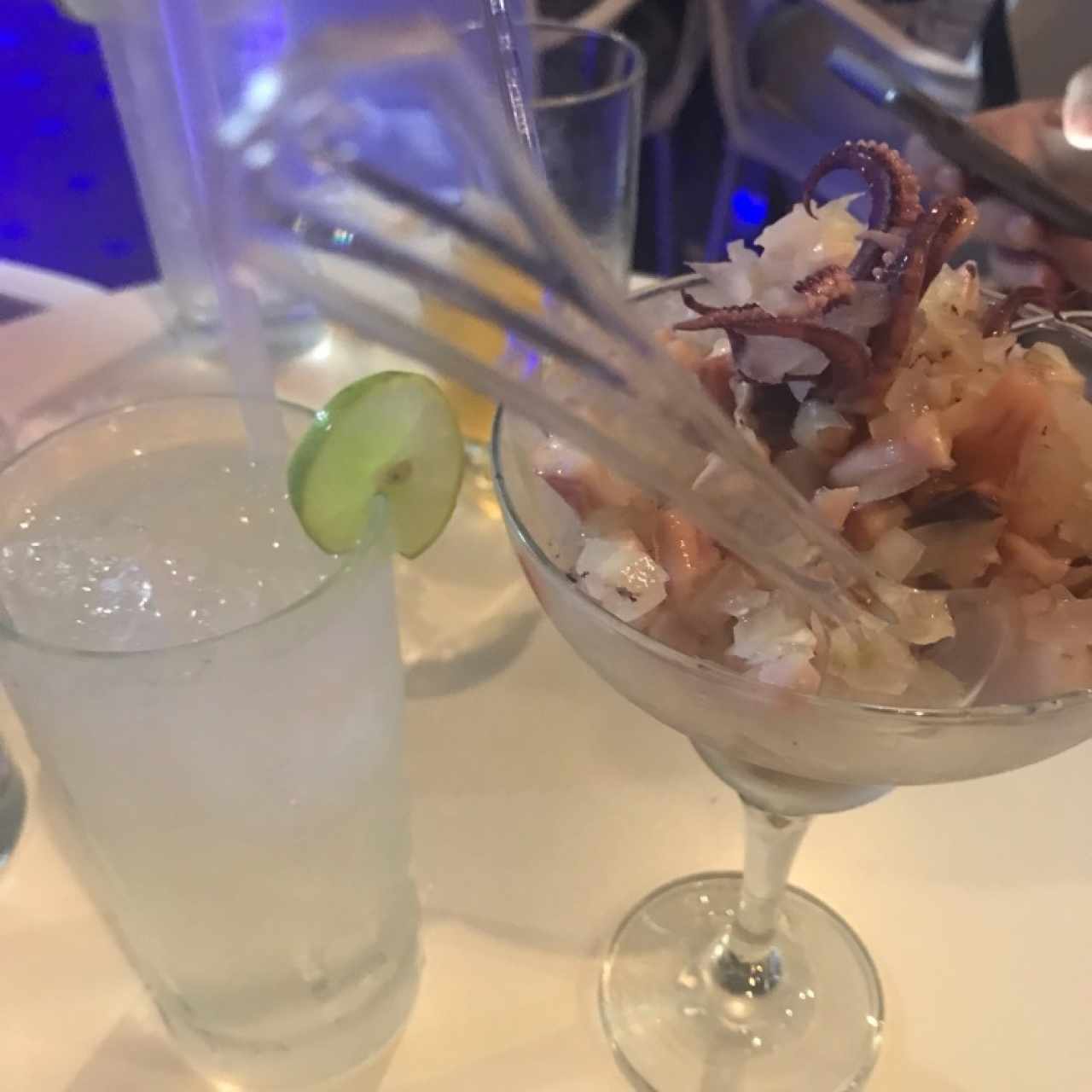 ceviche de combianación y un gin tonic 