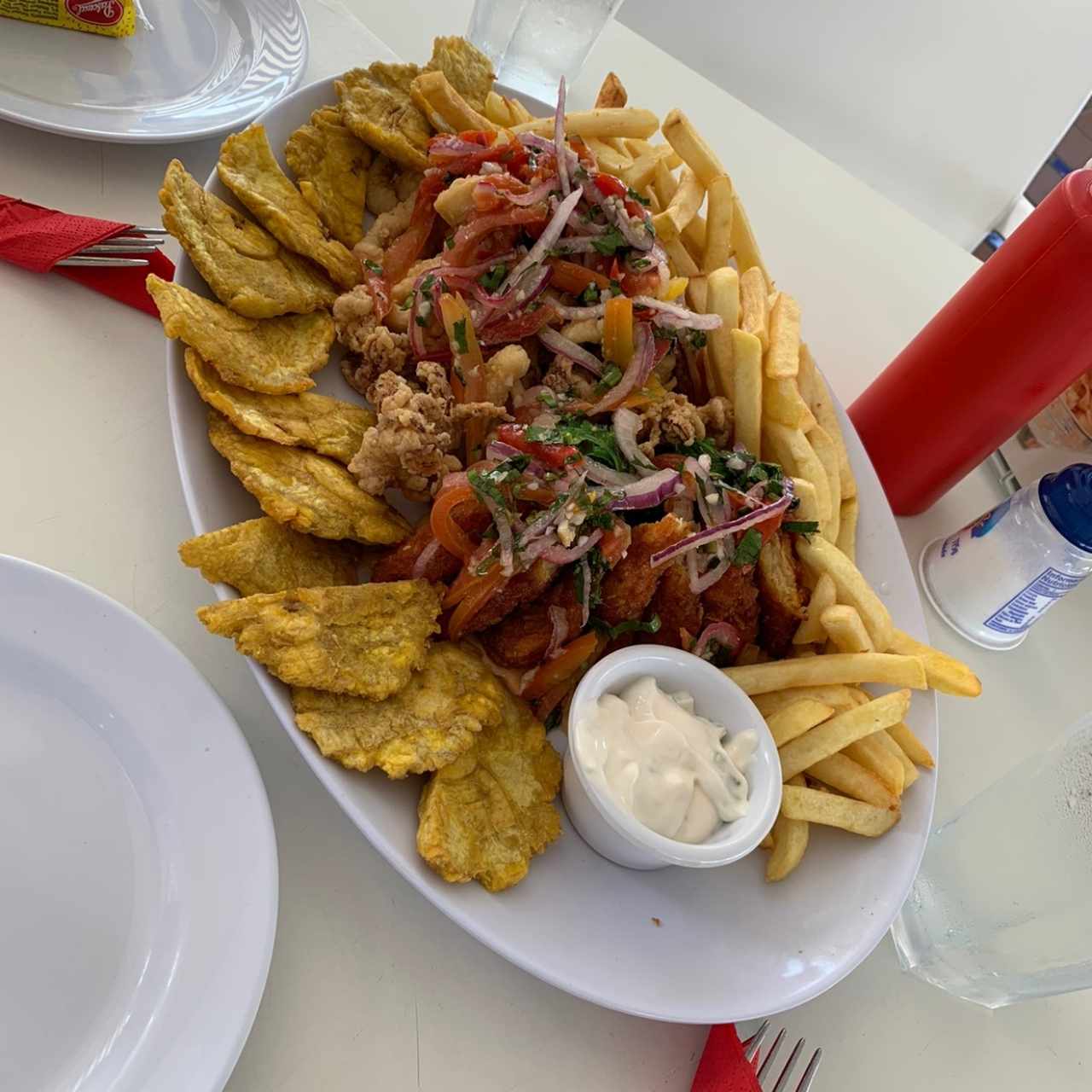 bandeja deliciosa (arañitas; aros de calamar; dedos de pescado; croquetas de cangrejo; con papas, patacones y ensalada).