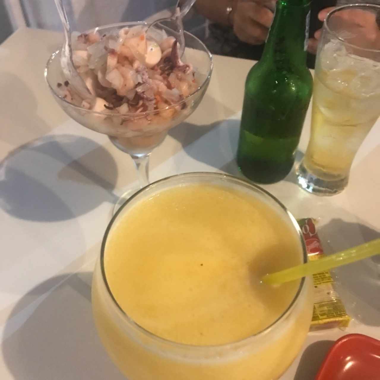 Ceviche de Combinación y Smoothie de Piña