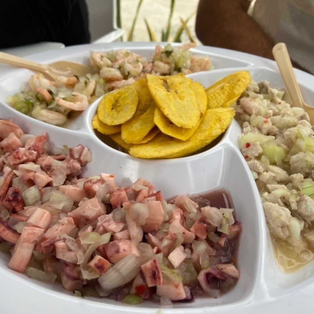 Ceviche de pulpo, camarón y corvina