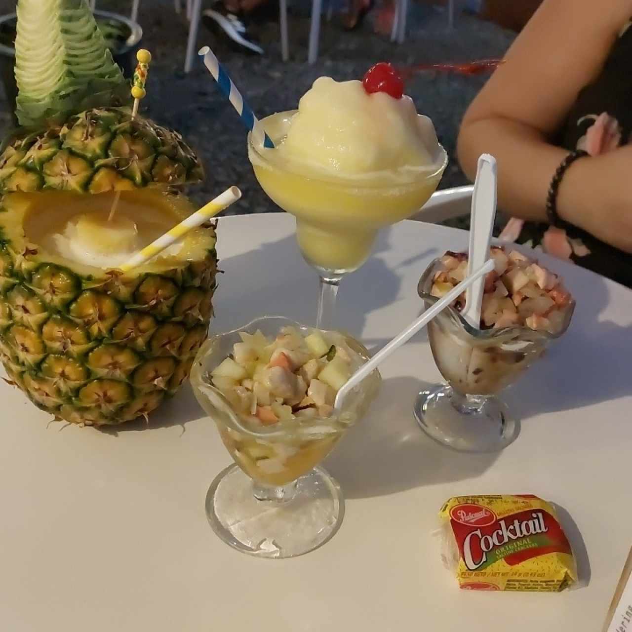 piña colada, margarita de piña y ceviches