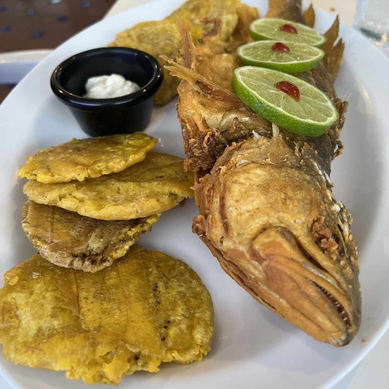 Corvina frita con patacones